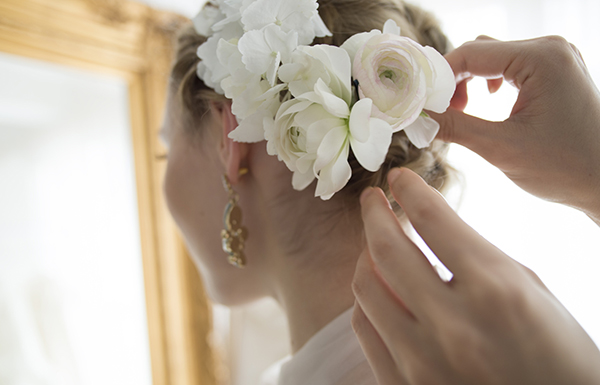 花嫁の頭部を飾るヘッドドレス
